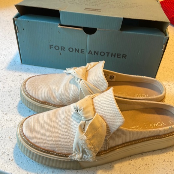 Cream slip ons (Toms) - Picture 1 of 4